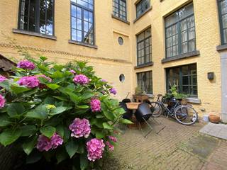 Gelegen in het hart van Antwerpen, biedt dit charmante huis een unieke woonervaring. Met een bewoonbare oppervlakte van 210m², verdeeld over...