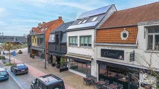 <p><strong>Handelszaak met woonst op topligging – een unieke combinatie van comfort en ondernemingsruimte</strong></p>
<p>Dit veelzijdige pand biedt een interessante combinatie van handelsruimte en een ruime woonst, ideaal voor zelfstandigen die werk en privé willen samenbrengen op één locatie.</p>
<p>Het pand werd bovendien grondig gerenoveerd in 2003, waarbij verschillende belangrijke werken werden uitgevoerd. Zo werd de elektriciteit conform gemaakt, het dak volledig vernieuwd, aluminium ramen geplaatst en werd het pand uitgerust met 12 zonnepanelen en een warmtepomp. Deze investeringen zorgen voor extra comfort, energie-efficiëntie en een toekomstgerichte basis.</p>
<p>Op het gelijkvloers bevindt zich de handelsruimte met ingang langs de straatzijde, wat zorgt voor een duidelijke en professionele toegang voor klanten. Bij het binnenkomen betreedt u de voormalige winkelruimte waar zich eerder de toog van een slagerij bevond — een praktische en functionele werkruimte met tal van mogelijkheden voor commerciële invulling. Optioneel gebruik van een parking of garage behoort tot de mogelijkheden.</p>
<p>Aansluitend bevinden zich op het gelijkvloers nog bijkomende werkruimtes, wat extra flexibiliteit biedt voor uiteenlopende activiteiten. Achteraan vindt u een klein keukentje, een opbergruimte, een apart toilet en een koelruimte, waardoor het pand bijzonder geschikt is voor handels- of ambachtelijke doeleinden.</p>
<p>Daarnaast beschikt het pand over een achteringang, wat een belangrijke meerwaarde vormt voor leveringen, personeel of privétoegang tot het woongedeelte. Deze aparte toegang verhoogt de functionaliteit en flexibiliteit van het geheel aanzienlijk.</p>
<p>Op de tussenverdieping vindt u een slaapkamer, een badkamer uitgerust met een douche, ligbad, een wastafel in een fraai meubel alsook een achtergelegen praktische bergruimte.</p>
<p>De eerste verdieping vormt het leefgedeelte van de woning, met een ruime living die naadloos overgaat in de lichtrijke keuken en eetruimte. Deze verdieping creëert een aangename, open leefomgeving waar comfort centraal staat.</p>
<p>Op de tweede verdieping bevinden zich nog twee volwaardige slaapkamers.</p>
<p>Dankzij de aparte indeling tussen handel en woonst en de aanwezigheid van zowel een voor- als achteringang, biedt dit pand tal van mogelijkheden voor diverse beroepsactiviteiten. De ligging langs een goed bereikbare verbindingsweg zorgt bovendien voor vlotte bereikbaarheid en commerciële zichtbaarheid.</p>
<p>Een interessante opportuniteit voor wie op zoek is naar ruimte, flexibiliteit en een toekomstgerichte investering met tal van mogelijkheden.</p>
<p><strong>Uw eigendom verkopen?</strong> Ontdek wat uw woning waard is met een gratis en vrijblijvende schatting door <strong>CENTURY 21 Echo Vastgoed</strong>.<br />Contacteer ons via +32 (0) 14 48 12 21</p>