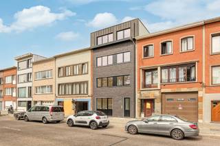 <p>Nieuwbouwappartement met 2 slaapkamers en terras te koop onder REGISTRATIERECHTEN</p><p>Dit nieuwbouwappartement bevindt zich op een uitstekende locatie in Merksem nabij de Bredabaan. Vlotte bereikbaarheid en op wandelafstand van scholen, winkels en openbaar vervoer.</p><p>Indeling: inkomhal met gastentoilet, via moderne glazen deur naar lichte leefkamer op parket, volledig ingerichte luxe-keuken met alle toestellen, bijkeuken/technische ruimte, volwaardig terras, 2 slaapkamers aan de voorzijde, badkamer met instapdouche en 2de toilet.</p><p>Extra's:</p><p>- Verkoop nieuwbouw onder registratierechten</p><p>- Super-energiezuinige appartementen: zonnepanelen, volledige geïsoleerd, vloerverwarming,…</p><p>- Lage algemene kosten!</p><p>Info/bezoek: 03/283 83 00 - noord@sinjoor.be<br /> </p>