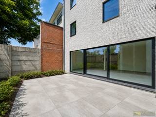 <span><u><strong>Verkoop onder registratie (2% of 12%)</strong></u></span><br /><br /><strong>LICHTRIJK, RECENT APPARTEMENT</strong> met 2 slaapkamers, <strong>TUIN (30M²) </strong>en kelderberging, rustig gelegen op wandelafstand van <strong>CENTRUM RONSE EN HET STATION</strong>. Dit stijlvol appartement werd <strong>OPGELEVERD IN 2025</strong> en verwelkomt je in een <strong>LICHTRIJKE OPEN LEEFRUIMTE</strong> met een <strong>VOLLEDIG UITGERUSTE KEUKEN</strong>. Verder beschikt het appartement over <strong>TWEE SLAAPKAMERS</strong>, badkamer <strong>MET INLOOPDOUCHE</strong> en een praktische berging / wasplaats. Een belangrijke troef is de <strong>AANGENAME PRIVATIEVE TUIN MET AANGELEGD TERRAS</strong>, die een fijne buitenruimte vormt om in alle <strong>RUST</strong> te ontspannen. Het <strong>STATION, WINKELS, HORECA</strong>, recreatiemogelijkheden en het centrum van Ronse bevinden zich vlakbij. Reeds <strong>VERHUURD </strong>aan <strong>775 EUR/MAAND</strong>, waardoor het dienst kan doen als <strong>OPBRENGSTEIGENDOM</strong>.<br /><br /><strong>Adres</strong>: Molendam 42 bus 02, 9600 Ronse<br /><br />EPC: 84kWh/m²/jaar; P-score: A, G-score: A; Bestuursmaatregelen in maatregelenregister: neen; momenteel verhuurd.