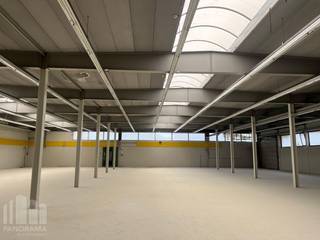 New custom-built industrial property for sale on a 11,200 m² plot in Herentals.<br />Exceptionally located along the Albert Canal, just 270 m from the busy Ringlaan (R15) with immediate access to the E313 motorway.<br /><br />Thanks to its location along a major access road, the site enjoys outstanding visibility. Situated between the Albert Canal and the Bocholt–Herentals Canal, directly opposite the new bridge on Herenthoutseweg, the property offers a unique and open view of the canal.<br /><br />The entire project can be fully customized (loading docks, sectional doors, clear height, with or without offices, etc.) to meet the specific requirements of the buyer, from the layout of the warehouse space to the parking facilities.<br />In addition, retaining and renovating the existing building is also a fully viable alternative. The existing property includes storage space with offices.<br /><br />Within the applicable zoning plan, various construction options are permitted, making the plots ideally suited for a wide range of activities such as storage, distribution, production, or logistics.<br /><br />Contact <strong>PANORAMA B2B</strong> for more information, plans, or to schedule a non-binding site visit via <strong>011 220 500.</strong>