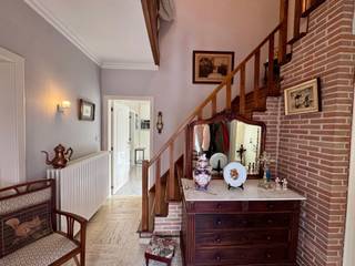 <p><span>Halfopen bebouwing in rustige straat te As</span></p><p><span>Deze charmante halfopen bebouwing is gelegen in de rustige straat Overeinde in As, op een perceel van 6a 79ca. De woning, gebouwd in 1974, beschikt over een bewoonbare oppervlakte van 172 m² en biedt tal van troeven voor wie op zoek is naar ruimte en comfort.</span></p><p><span>Bij het betreden van de woning komt u in een ruime inkomhal met gastentoilet. Van hieruit heeft u toegang tot de lichtrijke eet- en woonkamer, afgewerkt met een stijlvolle parketvloer. De woonkamer is uitgerust met een gezellige gashaard en convectoren, wat zorgt voor extra comfort.</span></p><p><span>Aansluitend bevindt zich de keuken van Gopa, voorzien van een duurzaam granieten werkblad. Zowel het werkblad als de vloer werden vernieuwd in 2013.</span></p><p><span>Via de nachthal bereikt u drie slaapkamers: twee ruime kamers en één kleinere kamer, die momenteel ingericht is als bureauruimte. De badkamer is uitgerust met een douche, toilet en een ruim badkamermeubel.</span></p><p><span>De woning beschikt over een kelder waar zich de aansluitingen voor wasmachine en droogkast bevinden, evenals de aardgasketel van Viessmann. Daarnaast is er een geïsoleerde zolder aanwezig.</span></p><p><span>Op vlak van energie en duurzaamheid zijn er reeds 12 zonnepanelen geplaatst in 2022. Verder is de woning voorzien van dubbele beglazing met houten ramen, rolluiken en heeft ze een EPC-score C.</span></p><p><span>Buiten geniet u van een aangenaam terras met zonnewering en een verzorgde tuin met tuinhuis. De ruime garage biedt plaats aan twee wagens en is uitgerust met een elektrische poort.</span></p><p><span>Kortom, een goed onderhouden woning gelegen in een rustige en aangename buurt.</span></p><p><span> </span></p><p><span>Meer info of graag een bezichtiging? Neem contact op met Iris via 0483 110875 of Iris@jemar.be</span></p>