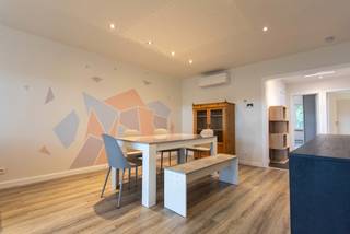 Volledig gerenoveerd appartement nabij het centrum van te Stabroek. Het appartement bestaat o.a. uit een centrale inkom, een lichtrijke woonkamer,...
