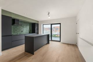 en je op zoek naar een volledig vernieuwd appartement met 3 (mogelijks 5) slaapkamers, zonnig terras en ruime zolder in Aalst? Gevonden!
<p>In het centrum van Aalst, in een rustige eenrichtingsstraat en op wandelafstand van winkels, scholen en openbaar vervoer, bevindt zich dit instapklare appartement op de eerste verdieping. Met een bewoonbare oppervlakte van 118 m² combineert deze eigendom ruimte, comfort en een uitstekende ligging.<br />De grootste troeven? Een gunstig EPC-label B dankzij de nieuwe condensatieketel en het hoogrendementsglas, een volledig vernieuwde en conforme elektrische installatie, een zonnig terras van 15m², een uitzonderlijk ruime zolder van 100m² én geen maandelijkse syndicuskosten!</p>
<p>De indeling is bijzonder praktisch: via de inkomhal met apart toilet kom je terecht in de ruime en lichtrijke leefruimte met grote raampartijen die zorgen voor een aangename sfeer doorheen de dag. Hier bevindt zich de stijlvolle open keuken met centraal eiland, volledig uitgerust met nieuwe BOSCH-toestellen met een rechtstreeks toegang tot het zonnige terras van 15 m². Verder beschikt het appartement over drie volwaardige slaapkamers, een moderne badkamer met ruime inloopdouche &amp; dubbel lavabomeubel en een praktische was- en berging. Tot slot is er een uitzonderlijk ruime zolder van maar liefst 100 m² die perfect dienst kan doen als extra slaapkamers, opslag- of hobbyruimte. Op het gelijkvloers bevindt zich bovendien een ruime gemeenschappelijke inkomhal met plaats voor fietsen of kinderwagen, aangevuld met een gemeenschappelijke kelderruimte.</p>
<p>Ben je op zoek naar een ruim, energiezuinig en volledig vernieuwd appartement op een topligging in Aalst? Contacteer ons vandaag nog voor een bezoek en ontdek zelf alle troeven van deze instapklare eigendom!</p>