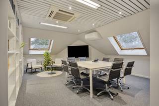 Op een uitstekende en goed zichtbare locatie langs de Genkersteenweg 429 bevindt zich dit professioneel ingerichte kantoorpand. Dankzij de...