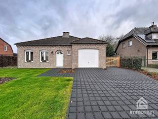 PLUSPUNTEN:+ perceelsoppervlakte: 718 m²+ woonoppervlakte: 140 m² (bron: EPC)+ vrijstaande, dubbele garage (2025)+ EPC-label C+ volledig omheind...