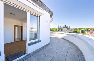Prachtig penthouse met adembenemend uitzicht over BrusselOntdek dit prachtige penthouse met een uitstekende ligging en een panoramisch uitzicht over Brussel. Het appartement beschikt over twee slaapkamers en een volledig uitgeruste keuken.De lichte en ruime woonkamer sluit naadloos aan op een uitzonderlijk groot terras, waar u in alle rust kunt genieten van het prachtige uitzicht.Bovendien is er een kelder inbegrepen. Er is ook de mogelijkheid om een zeer ruime, afgesloten garagebox (±54 m²) te kopen met plaats voor twee auto’s.Een unieke kans voor wie op zoek is naar comfort, ruimte en een toplocatie!