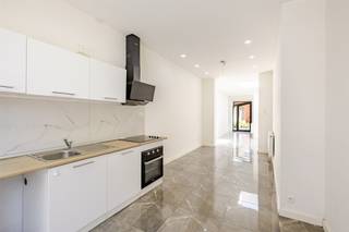 <p>BEZOEKMOMENT op woensdag 17 juni tussen 16u00 en 17u00 (enkel op afspraak)</p><p>Bent u op zoek naar een instapklare woning met drie slaapkamers in het centrum van Sint-Niklaas? Dan is deze woning zeker een bezoek waard!</p><p>Deze gezellige woning is centraal gelegen, op wandelafstand van winkels, scholen en andere voorzieningen.</p><p>Via de inkomhal betreedt u de woning, die toegang biedt tot de lichtrijke leefruimte met open keuken. De open indeling creëert een aangenaam gevoel van ruimte en zorgt voor een vlotte verbinding tussen de verschillende leefruimtes. Vanuit de leefruimte heeft u rechtstreeks toegang tot de gezellige stadstuin, waar u in alle rust kunt genieten van het buitenleven.</p><p>Op het gelijkvloers bevindt zich tevens de badkamer, uitgerust met een ruime inloopdouche, een dubbele wastafel en een toilet. Aansluitend vindt u een praktische berging met aansluitingen voor een wasmachine en droogkast.</p><p>Op de eerste en tweede verdieping bevinden zich drie ruime slaapkamers, die tal van mogelijkheden bieden voor gezinnen, thuiswerkers of hobbyisten.</p><p>Verder beschikt de woning over een handige buitenberging, gelegen aan de stadstuin.</p><p>Troeven van deze woning:<br />- Instapklaar<br />- Drie ruime slaapkamers<br />- Gezellige stadstuin<br />- Praktische buitenberging<br />- Centrale ligging nabij winkels, scholen en openbaar vervoer</p><p>Interesse in deze woning?<br />Neem gerust contact op met Margot Raemdonck via margot.raemdonck@immo-zone.be of telefonisch op 0473 51 80 58 </p>