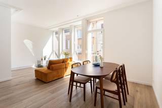Locatie<br /><br />Dit volledig gerenoveerd appartement is gelegen in een centrale locatie in Antwerpen-Noord waar buurtwinkels, supermarkten, gezellige horecazaken en dagelijkse voorzieningen zich op wandelafstand bevinden. Voor wie houdt van groen en ontspanning ligt Park Spoor Noord op slechts enkele minuten wandelen. Ook het Centraal Station bevindt zich vlakbij, terwijl tram-, bus- en Velo-stations zorgen voor een uitstekende verbinding met de rest van de stad. <br /><br />Beschrijving<br /><br />Gelegen op de tweede verdieping van een verzorgd gebouw met slechts zes appartementen, geniet dit instapklaar appartement van een aangename lichtinval en een modern karakter. Bij het binnenkomen komt u terecht in de lichtrijke leefruimte, waar voldoende plaats is voorzien voor zowel een zithoek als een gezellige eethoek. De tijdloze keuken is voorzien van een oven en vaatwasser en biedt rechtstreeks toegang tot het terras aan de achterzijde van het gebouw. Via de nachthal bereikt u een afzonderlijk gastentoilet, een verzorgde betegelde badkamer en twee slaapkamers die eveneens aan de achterzijde gelegen zijn. Een privatieve kelderberging vervolledigt het geheel.<br /><br />Belangrijkste kenmerken:<br />- Gerenoveerd<br />- Alle meters individueel<br />- Privatieve kelderberging<br />- Energiezuinig (EPC-label B)<br />- Elektrische installatie conform<br />- Asbestveilig<br /><br />Verplichte vermeldingen<br />EPC: 149 kWh/m² <br />P-score: D & G-score: D<br />Stedenbouw: in aanvraag