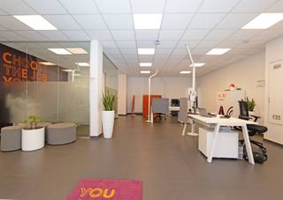 <p><span>Bent u op zoek naar een representatieve kantoorruimte op een toplocatie in Hasselt? Deze moderne kantoorruimte combineert een uitstekende bereikbaarheid met een doordachte indeling en een aangename werkomgeving.</span></p><p><span>Dankzij de ligging langs één van de belangrijkste invalswegen van Hasselt geniet uw onderneming van maximale zichtbaarheid. Bovendien bevindt het stadscentrum zich op wandelafstand, waardoor zowel medewerkers als bezoekers vlot toegang hebben tot alle voorzieningen.</span></p><p><span>De kantoorruimte bestaat uit een ruime open werkplek met verschillende functionele zones, waardoor diverse werkopstellingen mogelijk zijn. Achter een stijlvolle glazen wand bevindt zich een aparte vergaderzaal die privacy biedt zonder het open karakter van het kantoor te verliezen.</span></p><p><span>De raampartijen zorgen voor veel natuurlijk licht en creëren een aangename, inspirerende werkomgeving. De open indeling zorgt voor een aangename connectie. </span></p><p><span>Voor klanten is een afzonderlijk toilet voorzien. Medewerkers beschikken over een ruime aparte personeelsruimte met kitchenette en een eigen toilet.</span></p><p><span>Tot slot beschikt het pand over twee autostaanplaatsen (P12 en P13) in de ondergrondse parkeergarage, inbegrepen in de huurprijs. <br /><br /></span></p><p><span>Een ideale kantoorruimte voor ondernemingen die op zoek zijn naar een moderne, lichtrijke en uitstekend gelegen uitvalsbasis in Hasselt.</span></p><p><span> </span></p><p><span>Huurprijs: 1950,- EUR per maand incl. gemeenschappelijke kosten</span></p><p><span>Onroerende voorheffing: 3646,75 EUR per jaar (aanslagjaar 2025)</span></p><p><span> </span></p><p><span>Beschikbaar per 1 oktober 2026.</span></p>