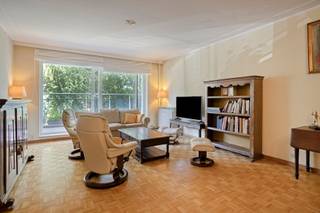 <p><span>WILRIJK : Ruim 3-slaapkamerappartement van 135m² met 2 badkamers op centrale locatie</span></p><p><span> </span></p><p><span>Op de eerste verdieping van een verzorgd gebouw aan het Rucaplein bevindt zich dit ruime en goed onderhouden appartement met drie volwaardige slaapkamers, twee badkamers en een praktische indeling. </span></p><p><span>Dankzij de royale leefruimtes en het aangename wooncomfort is dit een ideale thuis voor gezinnen of voor wie graag wat extra ruimte heeft.</span></p><p><span>Via de inkomhal bereik je de verschillende vertrekken van het appartement. De ruime en lichtrijke leefruimte biedt voldoende plaats voor zowel een gezellige zithoek als een volwaardige eetruimte. </span></p><p><span>Aansluitend bevindt zich de praktisch ingerichte keuken met voldoende werk- en opbergruimte. en toegang tot terras met een mooi groen zicht.</span></p><p><span>Het appartement beschikt over maar drie volwaardige slaapkamers. Hierdoor zijn er tal van mogelijkheden voor de inrichting van kinder-, logeer- of bureauruimte. </span></p><p><span>De aanwezigheid van twee badkamers vormt bovendien een belangrijke troef en zorgt voor extra comfort en privacy in het dagelijkse leven.</span></p><p><span>Het appartement is gelegen op de eerste verdieping en is daardoor ook eenvoudig bereikbaar via de trap. Daarnaast beschikt het gebouw over een conciërge en videofonie, wat bijdraagt aan het dagelijkse comfort.</span></p><p><span> </span></p><p><span>Kosten: </span></p><p><span>€295/maand: provisie water, verwarming, blokpolis, onderhoud, lift, en tuinonderhoud.</span></p><p><span>€22/maand voor het reservefonds.</span></p><p><span> </span></p><p><span>Bijzonderheden:</span></p><ul><li><span>Gunstig EPC-label B</span></li><li><span>Drie volwaardige slaapkamers</span></li><li><span>Twee badkamers</span></li><li><span>Veiligheidsdeur</span></li><li><span>Videofonie</span></li><li><span>Conciërge in het gebouw</span></li><li><span>Elektrische zonnetent</span></li><li><span>Goed onderhouden appartement</span></li><li><span>Bezoekers parking voor de deur </span></li><li><span>Parking en kelder inbegrepen in de vraagprijs</span></li></ul><p><span> </span></p><p><span>Ook de ligging is een absolute troef. Het Rucaplein bevindt zich op een centrale en goed bereikbare locatie, met winkels, scholen, openbaar vervoer en tal van dagelijkse voorzieningen in de nabije omgeving. Ook verschillende parken en groene zones bevinden zich op korte afstand, ideaal voor een wandeling of ontspanning in het groen. Dankzij de goede verbindingen bereik je bovendien vlot Antwerpen en de omliggende gemeenten.</span></p><p><span>Een ruim en comfortabel appartement met drie slaapkamers, twee badkamers, parking en kelder op een bijzonder praktische locatie!</span></p>