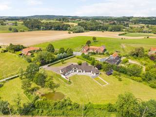 <p>Statige villa met zwembad en uniek uitzicht op een perceel van 6.401m²</p><p>Op zoek naar ruimte, rust en privacy? Dan zal deze charmante eigendom u meteen weten te bekoren. <br />Via een stijlvolle oprit bereikt u deze degelijke en karaktervolle villa, gelegen op een prachtig perceel van maar liefst 6.401 m².</p><p>De woning geniet van een uniek uitzicht op de omliggende omgeving en is omringd door een schitterend aangelegde tuin waar rust en natuur centraal staan. Dankzij de rustige ligging geniet u hier van volledige privacy, terwijl alle voorzieningen toch vlot bereikbaar blijven.</p><p>Deze solide woning, volledige onderkelderd, vormt een uitstekende basis voor wie een woning zoekt met karakter én toekomstmogelijkheden. Bovendien beschikt de eigendom over een zwembad, waardoor het vakantiegevoel hier elke dag aanwezig is.</p><p>Met haar ruime volumes en sterke fundamenten biedt deze woning bovendien enorm veel potentieel om verder te moderniseren of aan te passen aan uw eigen woonwensen.<br />Troeven:<br />✔ Perceel van 6.401 m²<br />✔ Uniek en weids uitzicht, met maximale privacy<br />✔ Zwembad aanwezig, prachtige tuin<br />✔ Degelijke, solide constructie<br />✔ Veel uitbreidings- en renovatiemogelijkheden<br />✔ Ideaal als gezinswoning, tweede verblijf of vakantiewoning</p><p><br />Een eigendom voor wie houdt van ruimte, natuur en een uitzonderlijke woonbeleving op een unieke locatie. Een bezoek zal u ongetwijfeld overtuigen.</p>