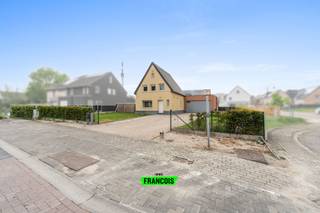 Volledig gerenoveerde open bebouwing met ruime garage en polyvalente ruimte in Wichelen - Serskamp<br /><br />In Wichelen bevindt zich deze volledig gerenoveerde open bebouwing (2018), gelegen op een ruim perceel van maar liefst 1.234 m². Deze eigendom combineert ruimte, comfort en veelzijdigheid, en is ideaal voor gezinnen of wie wonen en werken wil combineren. Bij het betreden van de woning komt u in de inkomhal met gastentoilet, die toegang geeft tot de ruime en lichtrijke woon- en eetkamer. Aansluitend bevindt zich de open keuken, die perfect geïntegreerd is in de leefruimte en zorgt voor een aangename woonbeleving. Daarnaast is er ook een kelder voorzien, ideaal voor extra stockage. Via de traphal bereikt u de eerste verdieping, waar zich twee volwaardige slaapkamers bevinden, beide voorzien van maatwerkkasten, evenals een derde, kleinere slaapkamer. Op deze verdieping bevindt zich ook de eerste badkamer. Een absolute meerwaarde is de extra ruimte in de tuin, ingericht als slaapkamer/studio met een tweede badkamer. Dit biedt tal van mogelijkheden, zoals een praktijkruimte, kangoeroewonen, gastenverblijf of thuiswerkplek. De woning beschikt bovendien over een zeer ruime garage van ca. 70 m², ideaal voor meerdere wagens, opslag of hobbyruimte. De tuin is grotendeels omheind en beschikt over een zongericht terras, waar u in alle rust kan genieten van de buitenruimte. Dankzij de grootte van het perceel zijn er tal van mogelijkheden voor verdere inrichting. Deze woning is een uitstekende opportuniteit voor wie op zoek is naar een instapklare woning met ruimte, flexibiliteit en een groot perceel. Deze woning wordt momenteel verhuurd.<br /><br />