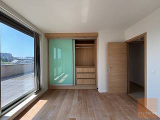 Stap binnen in een uniek en heel ruim appartement (360m2 totaal) aan de rand van Brussel. Deze exclusieve penthouse met drie slaapkamers en twee badkamers biedt een ongeëvenaarde combinatie van luxe, ruimte en uitzicht.<br />Met terrassen die het appartement volledig omringen, geniet u van een 360° panoramisch zicht op iconische Brusselse monumenten zoals de Basiliek van Koekelberg en het indrukwekkende Atomium. Hier woon je letterlijk boven de stad, in een oase van rust en licht en een panoramisch zicht over de stad én het groen. BUITEN-GEWOON. <br />Deze penthouse beschikt over drie ruime slaapkamers die perfect zijn voor een gezin, thuiskantoor of extra logeerkamer. De twee moderne badkamers zijn stijlvol afgewerkt en voorzien van alle comfort. Dankzij de rondom gelegen terrassen (200m2) geniet u op elk moment van de dag van zon, licht en een ongehinderd uitzicht over Brussel.<br />Het is gelegen in een rustige, groene buurt, het Laarbeekbos, vlak bij winkels, openbaar vervoer en op slechts een steenworp van het bruisende stadscentrum van Brussel. <strong>Parkeren doe je op de twee staanplaatsen in de garage en zijn verplicht mee aan te kopen aan 28.000 € per parking</strong>. Maandelijkse lasten: 280€/maand (elek., water, onderhoud, lift) + 73€ reservefonds.<br />Bent u op zoek naar een combinatie van elegantie, comfort en een fenomenaal uitzicht? Dan is deze penthouse de plek waar je thuiskomt. Vrij bij akte.<br />Neem vandaag nog contact op voor een bezoek – laat u verrassen door deze zeldzame penthouse aan de rand van de hoofdstad. <br />Voor meer info of een bezoek: Immo Clicking 02/608 17 10 of whats app Ann 0493/56 51 81.