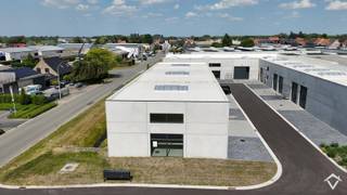 - Nieuwe KMO-units te Ichtegem -<br /><br />In de Industriestraat te Ichtegem transformeert Global Estate Group de voormalige Dupon Biscuits-site – bekend van koekjes voor ijsjes – tot een modern en duurzaam bedrijventerrein.<br /><br />In dit nieuwe KMO-park, *Houtland West*, bieden wij een casco loods van 246 m² te koop aan. De unit beschikt over 2 inbegrepen privéparkeerplaatsen en maakt deel uit van een recent opgeleverd bedrijvenpark met een hedendaagse uitstraling.<br /><br />*Houtland West* is strategisch gelegen in het hart van Ichtegem, vlot bereikbaar via de N33 en op korte afstand van Torhout, Gistel en de E40. Het bedrijventerrein is ideaal voor kleine en middelgrote ondernemingen die op zoek zijn naar een functionele, duurzame en goed bereikbare uitvalsbasis in West-Vlaanderen.<br /><br />Interesse? Neem contact met ons op voor meer info of een bezoek ter plaatse.