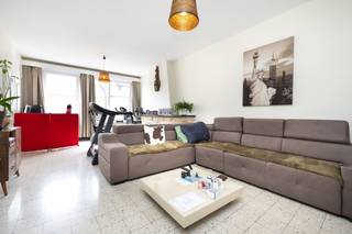 ANDERLECHT, in een rustige straat vlakbij de Prince de Liège en alle voorzieningen, ontdekt u dit appartement van ±105 m² op de 2e verdieping in een klein appartementencomplex met lage gemeenschappelijke kosten.
Het appartement valt op door zijn ruime indeling en functionele indeling. De woonkamer van ±30 m² met ingerichte keuken vormt een aangename, lichte en gezellige leefruimte. Het pand is momenteel ingedeeld in twee grote slaapkamers van ±25 m² en ±14,5 m² met inloopkast, maar biedt de mogelijkheid om eenvoudig weer een indeling met drie slaapkamers te realiseren, afhankelijk van uw behoeften. Een badkamer, een apart toilet, een kelder en een zolder maken het geheel compleet en bieden waardevolle opbergruimte.
Het pand wordt momenteel verhuurd voor 1.148 €/maand, exclusief 105 €/maand aan servicekosten. De koper dient de lopende verhuurverplichting na te komen, wat dit ook tot een mooie investeringskans maakt.
Individuele centrale verwarming.
EPB: D- (191 kWh/m²/jaar).
Alle oppervlakten zijn bij benadering.