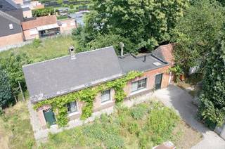 Te renoveren kleine woning met 2 slaapkamers op een prachtig perceel van 1.525m² te Grobbendonk. De woning bestaat uit een voorplaats/ leefruimte...