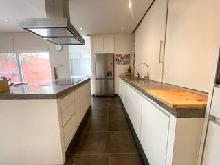 <strong>Moorslede – Karaktervolle woning met 4 slaapkamers en diepe tuin.</strong><br /><br />Achter deze bescheiden gevel schuilt een verrassend ruime woning met de charme van een herenhuis: hoge plafonds, authentieke elementen en veel licht.<br /><br /><strong>Indeling:</strong><br />Gelijkvloers
<ul><li>Inkomhal met karakter en ruimte</li><li>Lichte, doorlopende living met hoge plafonds en authentieke details</li><li>Ruime keuken met kookeiland</li><li>Bergplaats</li><li>Toilet</li><li>Wasplaats</li><li>Droge kelder, perfect voor extra opslag</li></ul>

<div><strong>Eerste verdieping</strong></div>

<ul><li>Twee grote slaapkamers met veel licht (waarvan 1 met lavabomeubel)</li><li>Recente badkamer</li></ul>
<strong>Tweede verdieping</strong>

<ul><li>Eén zeer grote en één kleinere slaapkamer</li></ul>
<strong>Zolder</strong>

<ul><li>Véél extra opbergruimte</li></ul>

<div>Achteraan de woning wacht een mooie, diepe tuin die aanvoelt als een groene oase midden in de dorpskern, mét:</div>

<ul><li>Serre voor tuinliefhebbers</li><li>Tuinkamer - heerlijke plek om te lezen, werken of gasten te ontvangen - met aansluitend tuinhuis</li><li>Uitweg voor fietsen</li></ul>
<strong>Extra troeven:</strong>

<ul><li>Energiezuinige woning, dankzij de 12 zonnepanelen</li><li>Dicht bij scholen, winkels etc.</li></ul>
Deze woning is ideaal voor wie houdt van charme, ruimte en authenticiteit. Een huis dat je niet alleen moet zien, maar vooral moet voelen. Zodra je binnenstapt, weet je waarom.