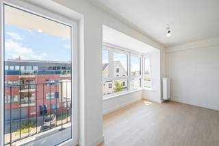 Comfortabel en lichtrijk appartement met balkon,op centrale locatie nabij het shoppingcenter van Bredene en boogscheut van Oostende Je komt binnen...