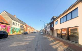 CENTRAAL GELEGEN  HANDELSPAND / KANTOREN 235M² + TERRAS 44M² OP TOPLOCATIE TE 'S-GRAVENWEZEL ( SCHILDE) Recent gemoderniseerd gebouw, zowel...