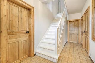 Op zoek naar een ruime woning met potentieel in het hart van Marke? Deze karaktervolle villa in fermette-stijl, gelegen in de rustige Gladiatorenstraat nabij het Olympiadeplein, combineert een uitstekende ligging met tal van mogelijkheden.De woning beschikt over 5 slaapkamers, waarvan één op het gelijkvloers, en een badkamer eveneens op de benedenverdieping. De royale leefruimte met grote ramen sluit mooi aan bij de lichtrijke veranda die uitkijkt op de tuin. Hoewel de materialen kwalitatief zijn maar klassiek en gedateerd ogen, is de woning onmiddellijk bewoonbaar. Dit maakt ze een ideale opportuniteit voor wie stap voor stap wil renoveren naar eigen smaak en comfort.Extra troeven zijn de dubbele garage, een ruime oprit met grote poort, zonnepanelen mét certificaten (ca. 6 per jaar, telkens €350), en maar liefst 17.000 liter regenwater. De tuin, momenteel wat verwilderd, kan na een eenmalige snoeibeurt opnieuw schitteren en is dan bovendien onderhoudsvriendelijk.Dankzij de gunstige ligging vlak bij het Preshoekbos, het Olympiadeplein, winkels en scholen, geniet je hier van rust én bereikbaarheid. Bovendien leent de indeling zich perfect tot een combinatie van wonen en praktijkruimte, mits verbouwing.Kortom, een solide basis voor wie op zoek is naar een villa met charme, ruimte en potentieel op een uitstekende locatie in Marke.