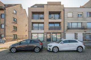 Res. De Visscher.<br />Zeer interessante aanbieding voor zowel investeerder, tweede verblijf, hoofdverblijf...<br />Dit in nieuwstaat verkerend appartement omvat de inkom, apart toilet, leefruimte met open keuken, berging aan de keuken, grote slaapkamer achteraan met toegang tot het terras, kleine slaapkamer voor enkel bed of bureelruimte, badkamer met ligbad en lavabo. Zonnig terras aan de achterzijde.<br />Ref.A505