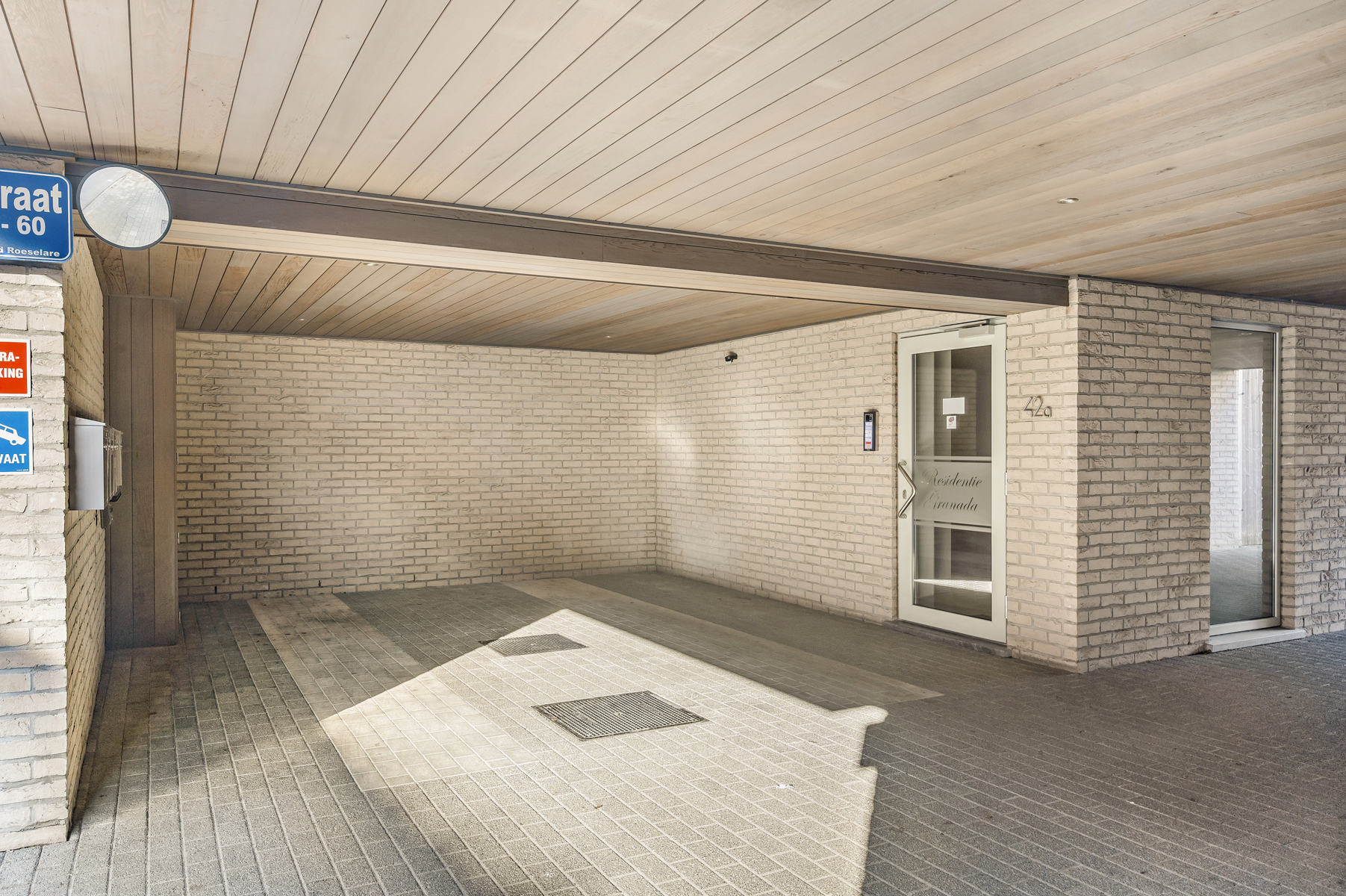 Overdekte autostaanplaats vlakbij centrum Roeselare - foto 1