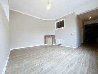 Gelegen aan het begin van de Gentsesteenweg in Sint-Jans-Molenbeek, op twee stappen van de Dansaertwijk en de vele winkels, restaurants en voorzieningen, bevindt dit appartement met 2 slaapkamers zich op de 2e verdieping van een gebouw van 4 verdiepingen zonder lift. Het appartement bestaat uit een inkomhal, een lichtrijke leefruimte, een half uitgeruste keuken, een hoofdslaapkamer en een tweede slaapkamer met douchekamer. Een overdekt balkon vervolledigt het pand. De gemeenschappelijke kosten bedragen € 60 per maand en omvatten het water en de gemeenschappelijke delen. Dankzij de ligging geniet het appartement van een vlotte verbinding met het centrum van Brussel, de Dansaertwijk en de verschillende openbaarvervoermogelijkheden en winkels in de directe omgeving.<br />Infos : bruxelles.ouest@weinvest.be of | 02 315 77 22