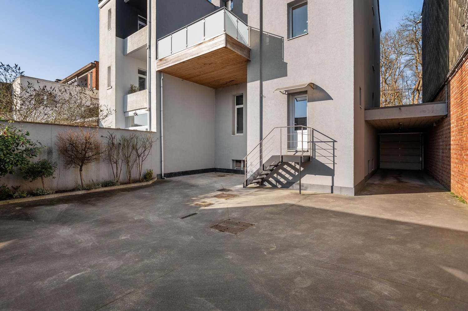 Ruime halfopen woning met 4 à 6 SLPKS, apart kantoor en een groot magazijn in Mortsel! - foto 3