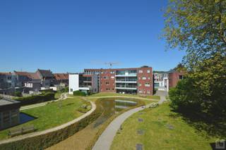 <strong>Bezoek na afspraak met IMMOBOSS per e-mail: ronse@immoboss.be</strong><br /><br />Res. La Margarita is een hedendaags appartementencomplex gelegen in een groenpark, verwijderd van de hoofdbaan en doch in de directe nabijheid van scholen, winkels, openbaar vervoer etc. Centraal wonen in een rustige, groene omgeving met voldoende privacy zijn hier één van de voornaamste troeven. Daarnaast is het volledige domein - alsook het appartement - toegankelijk voor mindervaliden. Indeling appartement, gelijkvloers verdiep: Inkomhal met vestiaire/bergingskast, ruime en lichtrijke leefruimte met open-keuken (kookplaat, oven en dampkap), terras met zicht op groen, ruime slaapkamer en een badkamer. Tot slot vervolledigt de privatieve kelderberging (nr. 22) en de gemeenschappelijke fietsenstalling deze eigendom. Algemene onkosten: 125 EUR/mnd. (omvat: verbruik &amp; onderhoud van de gemeenschappelijke delen + <u>privatief verbruik verwarming</u> + restafvalbeheer + syndicus, met afrekening). EPC-label: B en onmiddellijk beschikbaar. Mogelijkheid tot het huren van een autostandplaats: 30 EUR/mnd. <strong>Bezoek na afspraak met IMMOBOSS per e-mail: ronse@immoboss.be</strong>