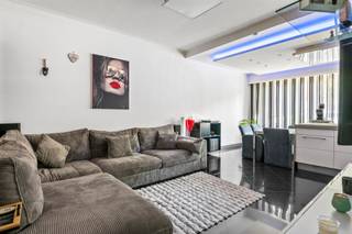 <p><span>Ligging</span></p><p><span>Centraal en gunstig gelegen in het hart van Merksem, ontdek je dit gezellige en verrassend ruim gelijkvloers appartement, met een vlotte verbinding naar winkels, scholen en invalswegen.</span></p><p><span>Indeling</span></p><p><span>De ruime, volledig ingerichte keuken vormt zonder twijfel het hart van dit prachtige appartement. Dankzij het moderne kookeiland met geïntegreerde zitplaatsen ontstaat een gezellige en uitnodigende leefruimte waar koken, tafelen en samenzijn naadloos in elkaar overvloeien. Of je nu geniet van een rustig ontbijt, een gezellige familiebijeenkomst organiseert of vrienden ontvangt voor een aperitief, deze keuken biedt alle comfort en ruimte om er een echt thuis van te maken.</span></p><p><span>Aansluitend bevindt zich de lichtrijke leefruimte, waar grote raampartijen zorgen voor een aangename natuurlijke lichtinval en een open, ruimtelijk gevoel creëren. De doordachte indeling draagt bij aan een optimaal wooncomfort en maakt het appartement bijzonder aangenaam om in te wonen.</span></p><p><span>De woning beschikt over </span><span>drie volwaardige slaapkamers</span><span>, die elk voldoende ruimte bieden voor een comfortabel slaapgedeelte, een dressing of een thuiswerkplek. De stijlvolle badkamer is uitgerust met zowel een ruime inloopdouche als een comfortabel hoekbad, waardoor je kan kiezen tussen een snelle verfrissende douche of een ontspannen badmoment. Het moderne badkamermeubel zorgt bovendien voor extra opbergruimte en een verzorgde uitstraling.</span></p><p><span>Parkeer en opslagmogelijkheden </span></p><p><span>Ook op praktisch vlak heeft dit appartement heel wat troeven te bieden. Zo beschik je over een grote garage met automatische poort, ideaal voor het veilig stallen van je wagen, fietsen of extra opslag. Daarnaast is er nog een bijkomende autostaanplaats voorzien, wat het dagelijkse comfort alleen maar vergroot.</span></p><p><span>De buitenruimtes </span></p><p><span>Buiten geniet je van een ruim terras waar je in alle rust kan ontspannen, genieten van een zonnige dag of gezellig buiten kan tafelen. De verzorgde voortuin is gemeenschappelijk, maar wordt met veel zorg onderhouden door de eigenaar van het gelijkvloers. Dit draagt bij aan de nette en aangename uitstraling van het gebouw en de omgeving.</span></p><p><span> </span></p><p><span>Dankzij de combinatie van royale ruimtes, kwalitatieve afwerking, praktische voorzieningen en een uitstekende ligging vormt dit appartement een unieke woonkans voor wie op zoek is naar comfort, rust en gebruiksgemak.</span></p><p><span>Ben jij benieuwd naar alles wat dit appartement te bieden heeft? Neem dan vandaag nog contact met ons op voor meer informatie of een bezoek ter plaatse. Wij leiden je graag rond!<br /><br /><br /></span></p>