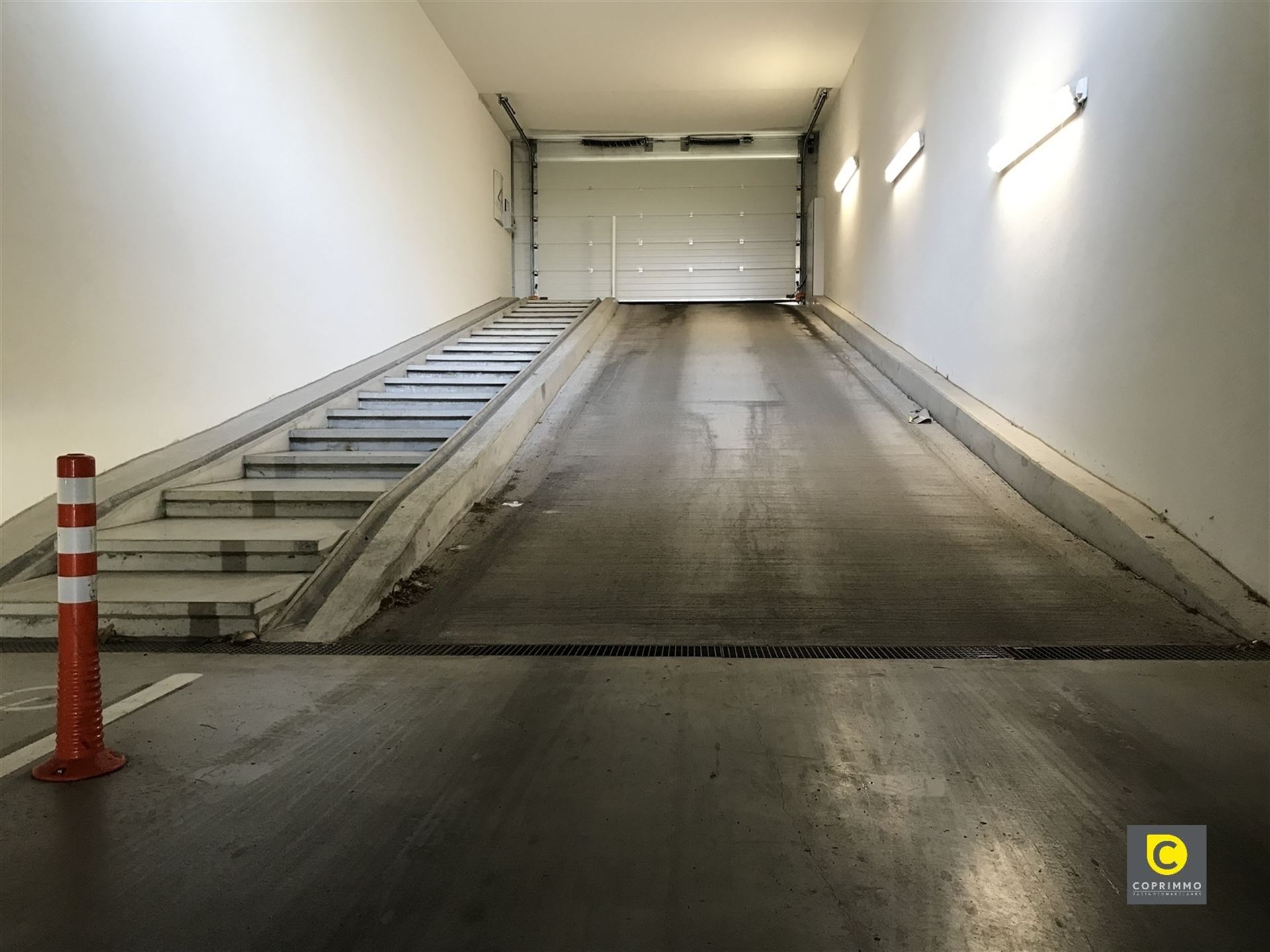 Te huur: Ondergrondse autostaanplaats te Berchem! - foto 3