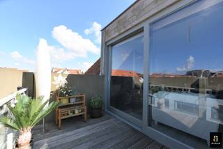 Dans la charmante résidence Dolce Vita, vous trouverez cet appartement duplex magnifiquement rénové (construit en 2006) dans un petit immeuble avec seulement un appartement par étage. Situé à quelques pas de la plage, de la Lippenslaan et de la Rubensplein, vous pourrez profiter de toutes les commodités commerciales au cœur de Knokke. L'appartement est fini avec des matériaux intemporels et élégants.<br /><br />Premier étage : le hall d'entrée mène à des toilettes séparées. La cuisine ouverte entièrement équipée, dotée de tous les appareils nécessaires, y compris un refroidisseur de vin intégré, est parfaitement reliée à la salle à manger. Le salon lumineux s'ouvre sur une terrasse spacieuse et agréable. À l'arrière se trouve une première chambre avec des armoires encastrées et une salle de bains attenante avec double lavabo et baignoire. Une belle cage d'escalier avec des espaces de rangement supplémentaires complète cet étage.<br /><br />A l'étage se trouve une deuxième chambre spacieuse de 19 m², équipée d'un lit double, d'armoires encastrées et d'un bureau. Cette chambre dispose d'une salle d'eau attenante avec lavabo, toilettes et rangements supplémentaires et peut être utilisée comme pièce polyvalente si on le souhaite.<br /><br />Atouts supplémentaires : pour optimiser la consommation d'énergie, deux pompes à chaleur ont été installées pour le refroidissement et le chauffage spacieux sous-sol privé au niveau -1.<br /><br />EPC: 262 kWh/m2 jaar (UC: 20240416-0003198512-RES-1)
