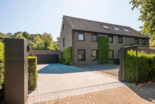 Statige villa met ruime slaapkamers op toplocatie
Statige villa in perfecte staat, gebouwd door Valckenborg
Indeling:
Gelijkvloers (296 m²): inkomhal met toilet, ruime living met inbouwhaard, aparte met eetkamer, volledig ingerichte woonkeuken (miele), garage voor 3 wagens, kantoor met lichteiken maatkasten.
Verdieping (200 m²): 1ste slaapkamer met aparte dressing en badkamer, nog 3 slaapkamers waarvan 1 met badkamer en met tal van ingemaakte kasten , verder door bergruimte met meerdere ingemaakte kasten en trap naar 2e verdieping.
2e Verdieping (ca. 160 m²): Keuken, 3de badkamer met sauna, technische ruimte, gigantische polyvallente ruimte waar momenteel de mastersuite zich bevindt met prachtige ruime dressing.
Bijzonderheden:
Zwembad verwarmd op gas met poolhouse: technisch lokaal, berging, douche en toilet.
CV elektrisch - zonnepanelen op dak huis en op plat dak (certificaten) - laadpaal elektrische auto - buitenparking.
Overal rolluiken - grondige beveiliging.
Heel veel ingemaakte kasten in de woning - afgewerkt met de beste materialen - allemaal harde vloeren (tegels en parket)
Wijnkelder
Overdekt terras met haard, grote open terrassen met elektrische zonnetenten - Zuid georiënteerd.
Aangelegde tuin, omheind - geboorde waterput, beregening tuin - tuinverlichting.
airco's in de slaapkamers
Verbouwingen en vernieuwingen in 2003 en 2019/20 - top onderhouden.