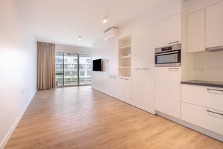 <p>Een moderne assistentieflat gelegen op de tweede verdieping met uitzicht op de binnentuin van Residentie Zuidburg.</p>

<p>De assistentieflat heeft een volledig ingerichte open keuken met leefruimte en een slaapkamer met gemakkelijke doorgang naar de badkamer.</p>

<p>De leefruimte en de slaapkamer geven beiden uit op het terras. Er is ook een garage aanwezig bij de aankoop van deze serviceflat.</p>

<p>Een ideaal alternatief voor iemand die wat ouder wordt, maar toch nog zelfstandig wil blijven wonen met de nodige extra hulp.</p>

<p>Interesse in deze moderne serviceflat? Neem gerust contact op met het kantoor!<br /><br />Het gaat om een erkende assistentieflat. Op deze verkoop betaal je 12% BTW.<br />Mogelijkheid tot aankoop garage: 30.000 euro.</p>