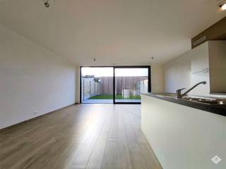 Dit instapklare gelijkvloers appartement met privétuin is ideaal gelegen in het centrum van Buggenhout, op wandelafstand van winkels, openbaar...