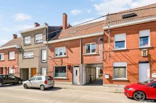 <u><strong>Gezinswoning met 3 slaapkamers en dubbele garage in Roeselare</strong></u><br /><br />Deze gezinswoning biedt een praktische indeling, een uitstekende ligging en tal van mogelijkheden. Dankzij de ruime zolder en de dubbele garage is deze woning ideaal voor gezinnen of wie op zoek is naar extra ruimte. <br /><br /><strong>Op het gelijkvloers</strong> kom je binnen via de inkomhal met gastentoilet, woonkamer/eetkamer met aansluitend de open keuken. Vanuit de keuken heeft u rechtstreeks toegang tot het terras, dat uitgeeft op de dubbele garage. <br /><br /><strong>Op de eerste verdieping </strong>bevinden zich drie volwaardige slaapkamers en een ruime badkamer die uitgerust is met een ligbad, douche en toilet. <br /><br /><strong>De tweede verdieping</strong> bestaat uit een ruime zolder die tal van mogelijkheden biedt. Mits de nodige afwerking kan deze worden ingericht als één of meerdere extra slaapkamers, een bureau of hobbyruimte. <br /><br />Kortom, een ruime woning met een goede basis en een praktische indeling, gelegen op een vlot bereikbare locatie in Roeselare. <br /><br /><strong>Pluspunten </strong><br /><strong>+ </strong>Goede ligging nabij winkels, scholen en invalswegen<br /><strong>+</strong> Conformiteitsattest aanwezig<br /><strong>+</strong> Ruime zolder met mogelijkheid tot extra slaapkamer(s)<br /><strong>+</strong> Dubbele garage<br /><strong>+</strong> Conforme elektrische installatie<br /><br />EPC 523 kWh/m² UC2250782<br /> <br />Vg – Wg – Gmo – Gvkr – Gvv<br /><br />Benieuwd naar dit pand of een andere eigendom? www.coventa.be – 051 222 051