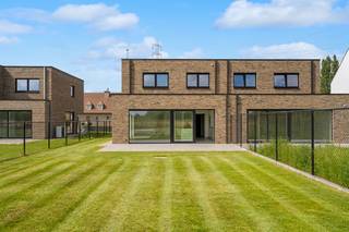 <p><strong>ALTRO VASTGOED VERKOOPT:</strong></p><p>Deze kwalitatieve, halfopen nieuwbouwwoning geniet een uitstekende bereikbaarheid. Gelegen aan de zonovergoten rechterkant van het gebouw, geniet u hier op een ruim perceel van een ongeziene lichtinval en een adembenemend, open zicht op de achterliggende velden.</p><p>De troef van het gelijkvloers is de riante living met open, hoogwaardige leefkeuken. Deze is voorzien van een groot kookeiland met geïntegreerde kookplaatafzuiging en enorm veel opbergruimte, met een perfect zicht op de leefruimte en tuin. Aan de inkomhal bevindt zich een gastentoilet en een aparte kamer, ideaal als bureau of praktijkruimte. Daarnaast beschikt de woning over een handige wasberging met rechtstreekse toegang tot de inpandige garage met elektrische poort en een ruime oprit.</p><p>Op de eerste verdieping wachten 3 ruime slaapkamers en een royale, luxueuze badkamer compleet met inloopdouche, ligbad, toilet en een dubbele lavabo.</p><p>Ook technisch en buiten is alles tot in de puntjes afgewerkt: de tuin is reeds aangelegd, volledig omheind en voorzien van een platform voor een tuinhuis. Dankzij de warmtepomp en zonnepanelen woont u hier bovendien uiterst energiezuinig.</p><p>Betaalbare en volledig afgewerkte nieuwbouw is schaars op de markt. Deze woning is beslist uw bezoek waard!</p><p><strong>Interesse?</strong> Maak snel uw afspraak: Leen De Clercq – Altro Vastgoed | 0478 69 84 34 | Leen@altrovastgoed.be</p>
