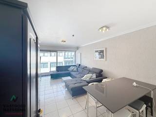 Deze instapklare studio is gelegen op de derde verdieping van de perfect onderhouden residentie HELIOS, de studio beschikt over zijdelings zicht op zee en is daardoor uitermate goed gelegen. De studio beschikt over een ruime woonkamer die van enorm veel lichtinval geniet. De studio beschikt tevens over een slaaphoek die mogelijkheid biedt tot het plaatsen van een stapelbed. De badkamer beschikt over een douche en een aansluiting naar het toilet. De residentie verkeert in uitstekende staat, de gevel werd onlangs vernieuwd en er hoort tevens een kelder bij de studio.