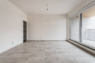 Dit lichtrijk nieuwbouwappartement is gelegen in residentie Rembrandt op centrale ligging in Wielsbeke. Het afgewerkt appartement geniet van 2 kamers, een totale woonoppervlakte van ca. 128m² en terras van ca. 7m². INDELINGInkom - berging - lichtrijke leefruimte met zithoek en eethoek - open keuken (oven, vaatwas, kookplaten, frigo) - berging bij keuken - nachthal - apart toilet - slaapkamer 1 - slaapkamer 2 - badkamer (douche, bad en dubbele lavabo) - terrasTROEVEN- Energiezuinig- Centrale ligging- Kleinschalig gebouw- Aangename terrassen - Openbare parking naast het gebouw- Gemeenschappelijke fietsenberging- Mogelijkheid aankoop garage en/of bergingMogelijkheid om aan te kopen onder 6% btw!