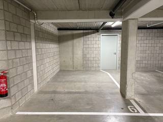 Deze ruime ondergrondse autostaanplaats van 2,86 x 5 m bevindt zich in een prachtige residentie in het hart van Balen. Het volledig afgesloten...