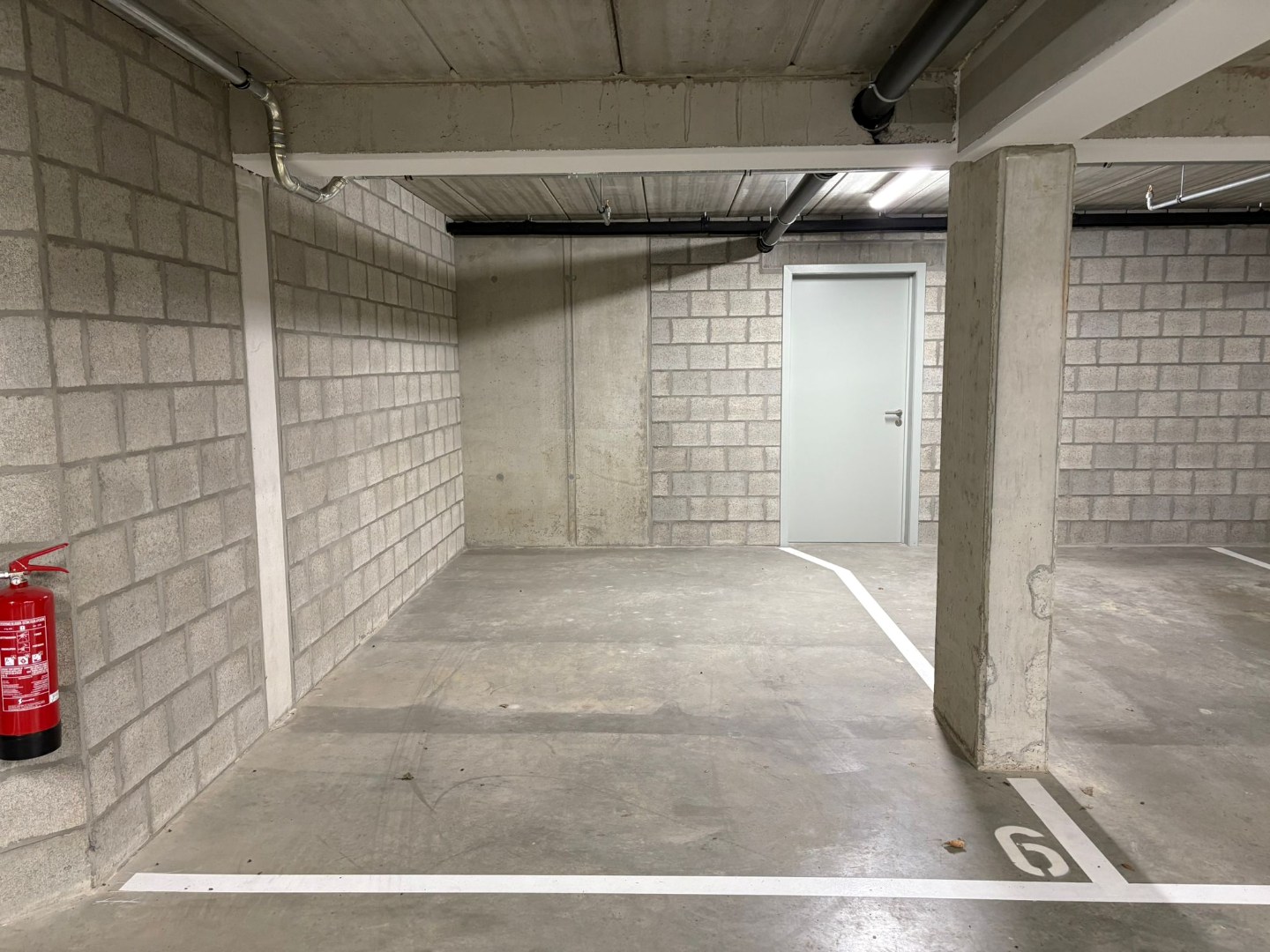 Ruime ondergrondse autostaanplaats in het centrum van Balen ! - foto 1