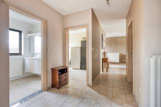 In Vlezenbeek wacht dit energiezuinig appartement op jou: de ideale combinatie van rust, comfort en bereikbaarheid. Op een boogscheut van scholen, winkels en openbaar vervoer woon je hier landelijk en toch vlakbij Brussel, met een vlotte aansluiting op de E19 en de Ring. Binnenkomend via de ruime inkomhal met gastentoilet ontdek je een lichtrijke leefruimte met open keuken, waar alles in het teken staat van gezellig samen zijn. Het appartement telt twee slaapkamers en een badkamer uitgerust met een bubbelbad – pure ontspanning aan huis! Het zuidgeoriënteerde terras met vrij zicht over de velden maakt van elke dag een vakantiegevoel. De elektriciteit is conform, de gemeenschappelijke lasten zijn minimaal en er is een autostaanplaats (verplicht mee aan te kopen voor 10.000€).<br /><br />Mis deze kans niet en plan vandaag nog je bezoek! Voor meer info of een afspraak: www.wsb-immo.be.<br /><br />Stedenbouwkundige inlichtingen en bodemattest in aanvraag!