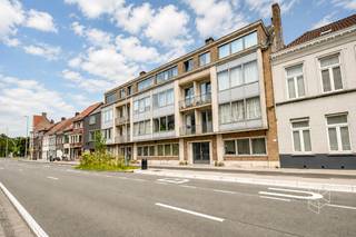 Ruim 2 slpk appartement op wandelafstand van 't Zand. INDELING: inkom met ingemaakte vestiaire kast, brede woonkamer, ingerichte open keuken (frigo, vaatwas, kookplaat, oven en dampkap) met balkon. Nachthal met afzonderlijk toilet, douchekamer met nog te vernieuwen lavabomeubel, douche en aansluiting wasmachine. 2 slaapkamers. Zuidgericht terras aan de achterkant met opbergkast. Twee bergingen in de kelderverdieping. Gemeenschappelijke fietsenberging. Het appartement wordt volledig opnieuw geschilderd en is voorzien van nieuwe inbouwspots. CV op aardgas. <br /><br />RICHTPRIJS 235.000 EUR - Ieder bod wordt voorgelegd aan de eigenaars, die al dan niet kunnen ingaan op dit aanbod.<br /><br />Contacteer PERSPECTIEF VASTGOED – 7 op 7 bereikbaar – voor meer informatie of een bezoek.<br />Bel 050/550.750 of mail naar info@perspectiefvastgoed.be.<br />