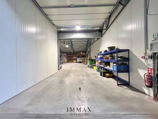 Looking for a spacious and well-equipped warehouse in an easily accessible location?<br />This practical commercial property in Torhout is situated a stone’s throw from the E403 and offers an excellent combination of space, accessibility and functionality.<br /><br />The warehouse has a recently insulated roof and is fitted with power supply, lighting and a 400V three-phase electrical installation with neutral, fused at 40A. There is also a water supply, as well as a toilet cubicle and a sink.<br /><br />For easy access, the warehouse is fitted with an automated sectional door, 4.30 metres high and 4 metres wide, featuring an integrated wicket door. The site also has CCTV surveillance and parking spaces are available.<br /><br />With a depth of 25.45 metres and a width of 14.87 metres, the warehouse offers ample space for a variety of professional activities.<br />The height to the ridge is 8.25 metres and the height under the trusses varies from 4 to 4.70 metres.<br /><br />Rent: €830 per month, excluding VAT<br />Service charges: €60 per month, excluding VAT<br />Available: 1 November 2026<br /><br />An attractive commercial property for anyone looking for a spacious, practical and easily accessible warehouse in the Torhout area.