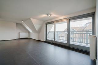 Dit gezellige appartement beschikt over een bewoonbare oppervlakte van 88 m² en is als volgt ingedeeld: <br />- inkomhal met gastentoilet en vestiaire<br />- lichtrijke leefruimte met toegang tot het zongericht terras<br />- open, volledig uitgeruste  keuken met toegang tot het tweede terras<br />- 2 ruime kamers <br />- badkamer met douche en lavabomeubel<br />- berging met aansluiting voor uw wasmachine<br /><br />Troeven:<br />- centrale ligging<br />- lift in gebouw<br />- kelderberging inbegrepen<br />- voorzien van fietsenstalling<br /><br />Dankzij de gunstige ligging en het mooie woonvolume is dit appartement zowel ideaal als investering met aantrekkelijk verhuurpotentieel, als voor eigen bewoning.<br /><br />Deze AI-visualisaties zijn bedoeld als inspiratie. Er werd geen rekening gehouden met technische specificaties, stedenbouwkundige voorschriften of de concrete mogelijkheden tot realisatie.<br /><br />Meer informatie of een bezoek gewenst?<br />Contacteer Cléo (0472 18 39 96  - cleo.derekx@dewaele.com)<br /><br /><br />Bestuursmaatregelen in het maatregelenregister: nee<br /><br />Deze AI-visualisaties zijn bedoeld als inspiratie. Er werd geen rekening gehouden met technische specificaties, stedenbouwkundige voorschriften of de concrete mogelijkheden tot realisatie.