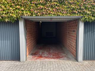 Dubbele garagebox op een volledig afgesloten terrein dat toegankelijk is via een automatisch hek langsheen de Kroonmolenstraat. De garagebox...