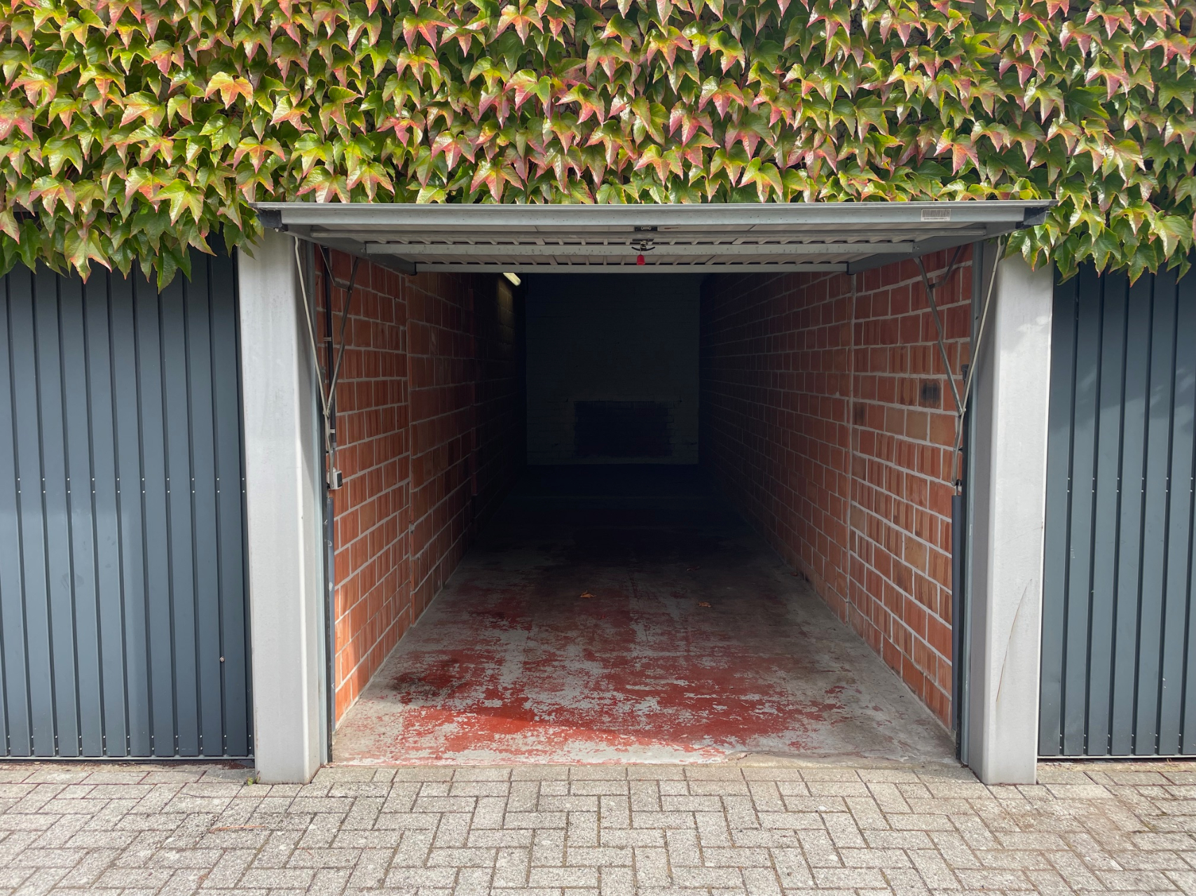 Dubbele garagebox op een afgesloten terrein vlakbij de Grote Markt! - foto 2