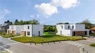 Kleinschalig topproject te Millegem.<br /><br />In het centrum van Mol-Millegem, in een kindvriendelijke en rustige omgeving, staat dit nieuwbouwproject bestaande uit vier halfopen bebouwingen en één open bebouwing, die allemaal tot in de puntjes zijn afgewerkt. <br />Het project biedt comfort en ruimte die u van een moderne woning mag verwachten.<br /><br />Elke woning is ontworpen met aandacht voor licht, functionaliteit en duurzaamheid. Ze beschikken allemaal over volledig geïnstalleerde keuken, parket, 3 slaapkamers, ruime moderne badkamer, 2 toiletten, grote wasberging (inclusief ingemaakte kasten, wasmachine en droogkast), inpandige garage met automatische poort, afgesloten tuin (wordt bij verkoop nog uitgevoerd),… De aangelegde voortuin met avondverlichting, de oprit met geplaatste brievenbus, de ingelegde mat aan de voordeur, de vliegenramen, de ingemaakte kasten, de stalen deur met glas, alle toestellen in de keuken en de berging, de schilderwerken van boven tot onder, tot en met de kapstok in de inkomhal… Er is werkelijk aan alles gedacht om verhuizen zo makkelijk mogelijk te maken.<br /><br />Naast esthetiek staat ook energiezuinig wonen centraal. De woningen zijn quasi energieneutraal en uitgerust met vloerverwarming met warmtepomp, ventilatiesysteem D en zonnepanelen, waardoor u niet alleen geniet van een aangenaam binnenklimaat, maar ook van een lage energiefactuur. <br /><br />De combinatie van hedendaagse architectuur, hoogwaardige materialen en duurzame technieken maakt dit project tot een ideale keuze voor gezinnen die waarde hechten aan comfort, kwaliteit en toekomstgericht wonen.