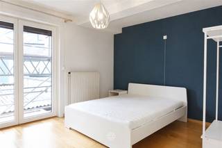 <p><span>GENT - Monterreystraat 6: Ben je op zoek naar een </span><span>lichtrijk, instapklaar appartement op een uitstekende locatie </span><span>te huur in Gent? Dan is dit pand mogelijk iets voor jou.</span></p><p><span> </span></p><p><span>De voornaamste troeven:</span></p><ul><li><span>Optie tot bemeubeld huren </span></li><li><span>Rustig en centraal gelegen, goed bereikbaar en op fietsafstand van het Sint-Pieters Station</span></li><li><span>Nabij het Citadelpark</span></li><li><span>Inclusief autostaanplaats</span></li></ul><p><span> </span></p><p><span>Indeling:</span><span> </span></p><p><span>Inkomhal met ingebouwde kasten, leefruimte, volledig ingerichte keuken, één ruime slaapkamer met balkon, badkamer uitgerust met combinatie ligbad-douche en toilet (incl. aansluiting wasmachine). </span></p><p><span>Inclusief autostaanplaats en kelderberging.</span></p><p><span> </span></p><p><span>Belangrijke informatie:</span></p><p><span>Beschikbaar vanaf: 01/07/2026. Domicilie verplicht.</span></p><p><span>Huurprijs: € 950+ €50 (incl. €25 provisie verbruik water) EG (elektriciteit en gas) afzonderlijk af te rekenen. </span></p><p><span> </span></p><p><span>Interesse in dit tof appartement? Vraag dan snel jouw bezoek aan via onze website!</span></p>